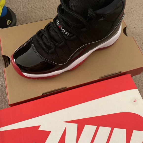 Air Jordan 11 Retro boys size 4 NEW - Picture 2 of 2